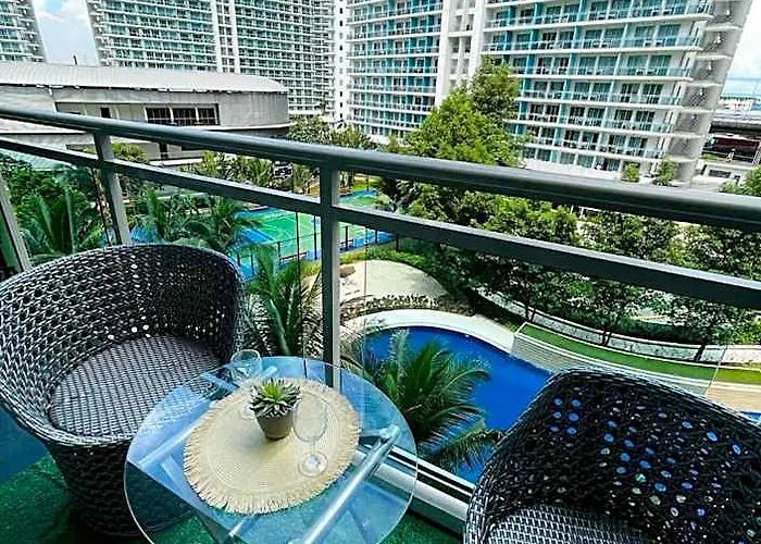 Serenescape Azure Staycation Hotel *